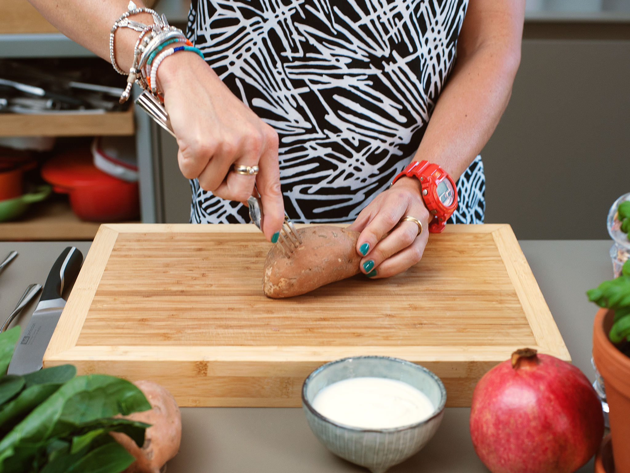 Baked sweet potatoes with spinach and pine nuts