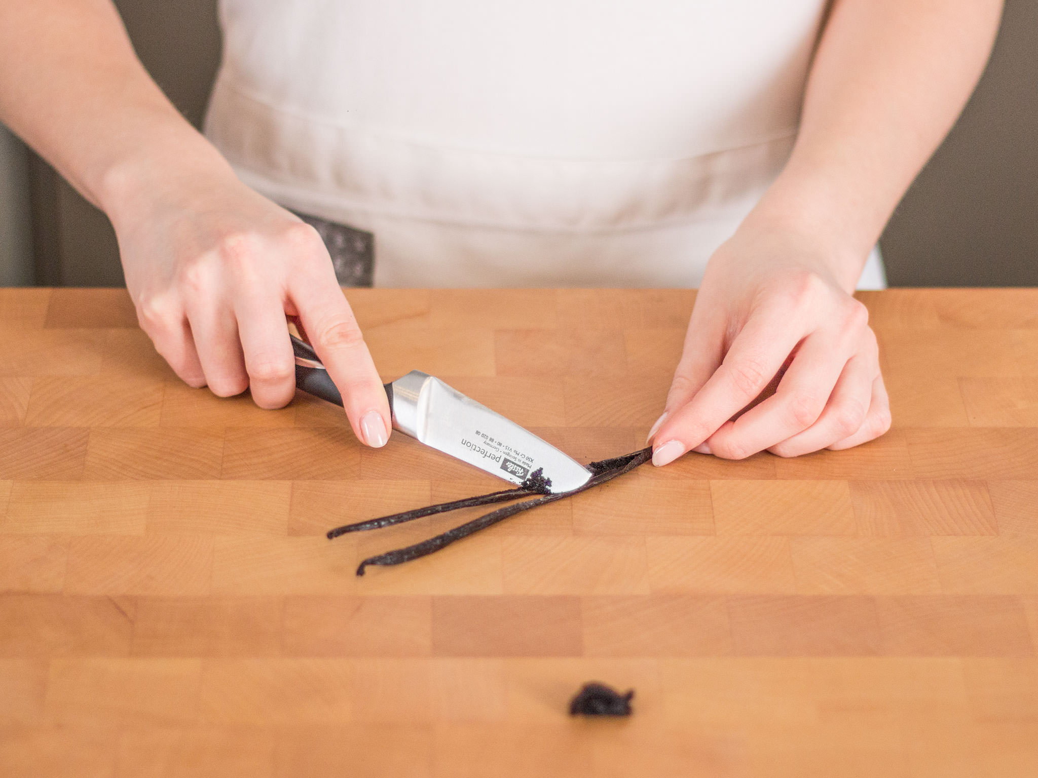 Cinnamon and almond ice cream