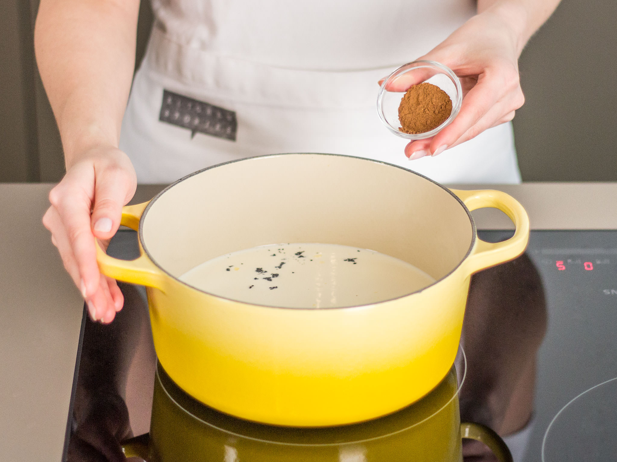 Cinnamon and almond ice cream