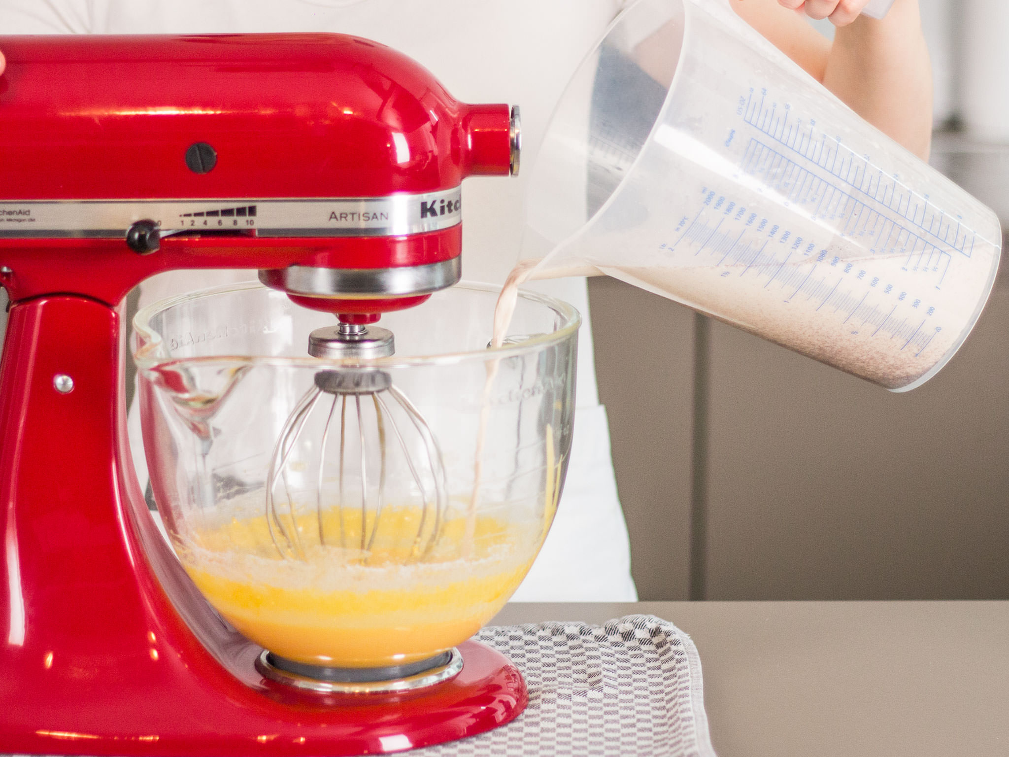 Cinnamon and almond ice cream