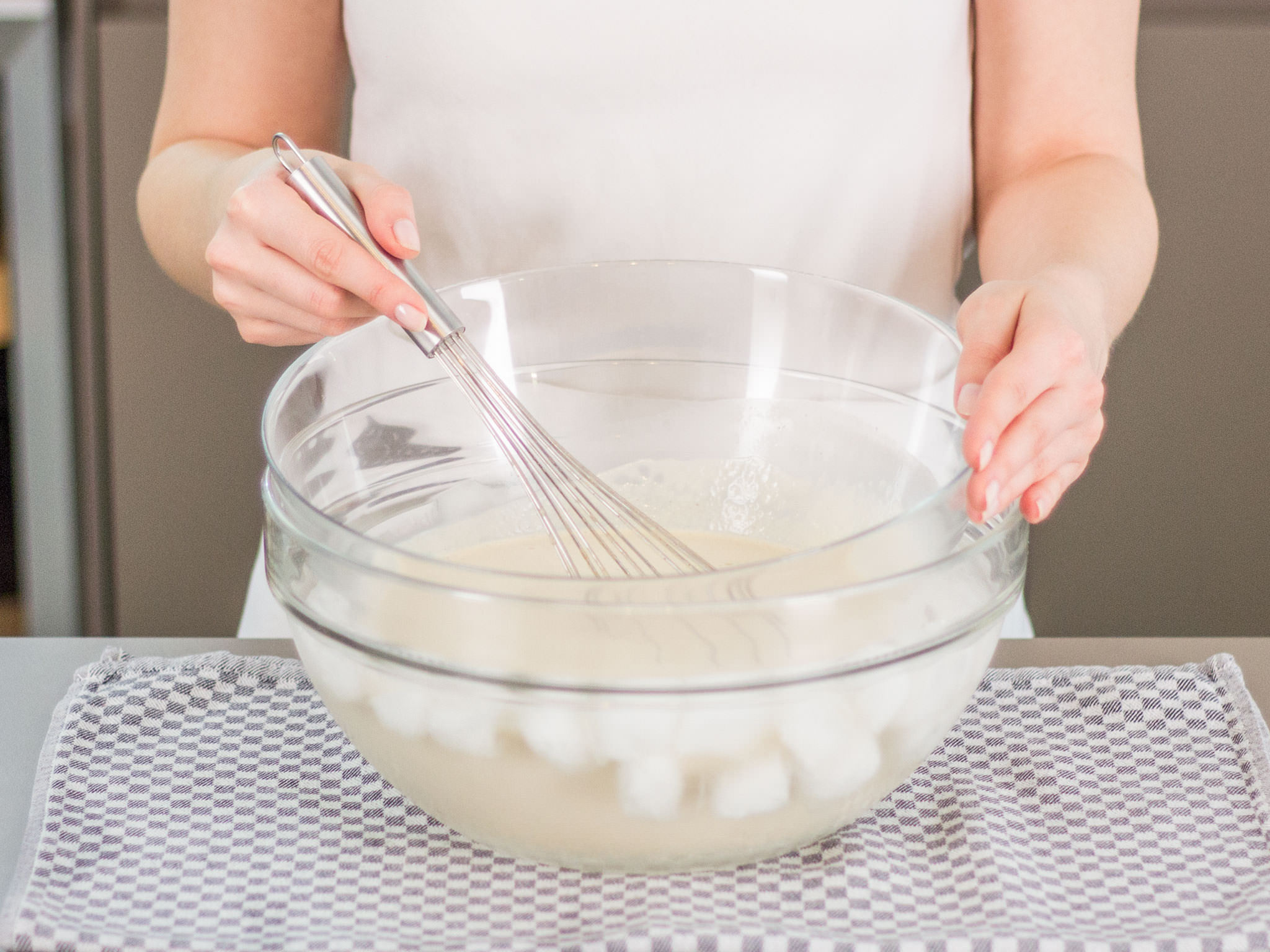Cinnamon and almond ice cream