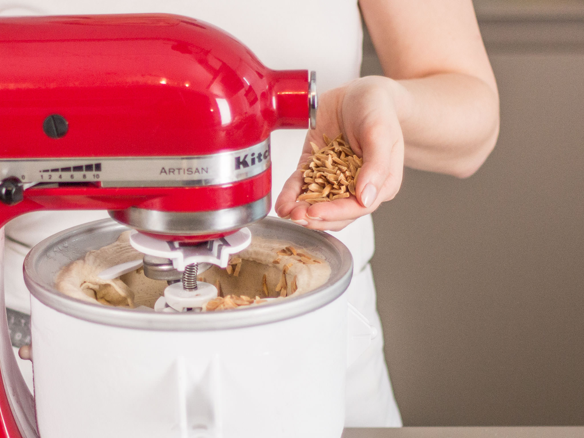 Cinnamon and almond ice cream