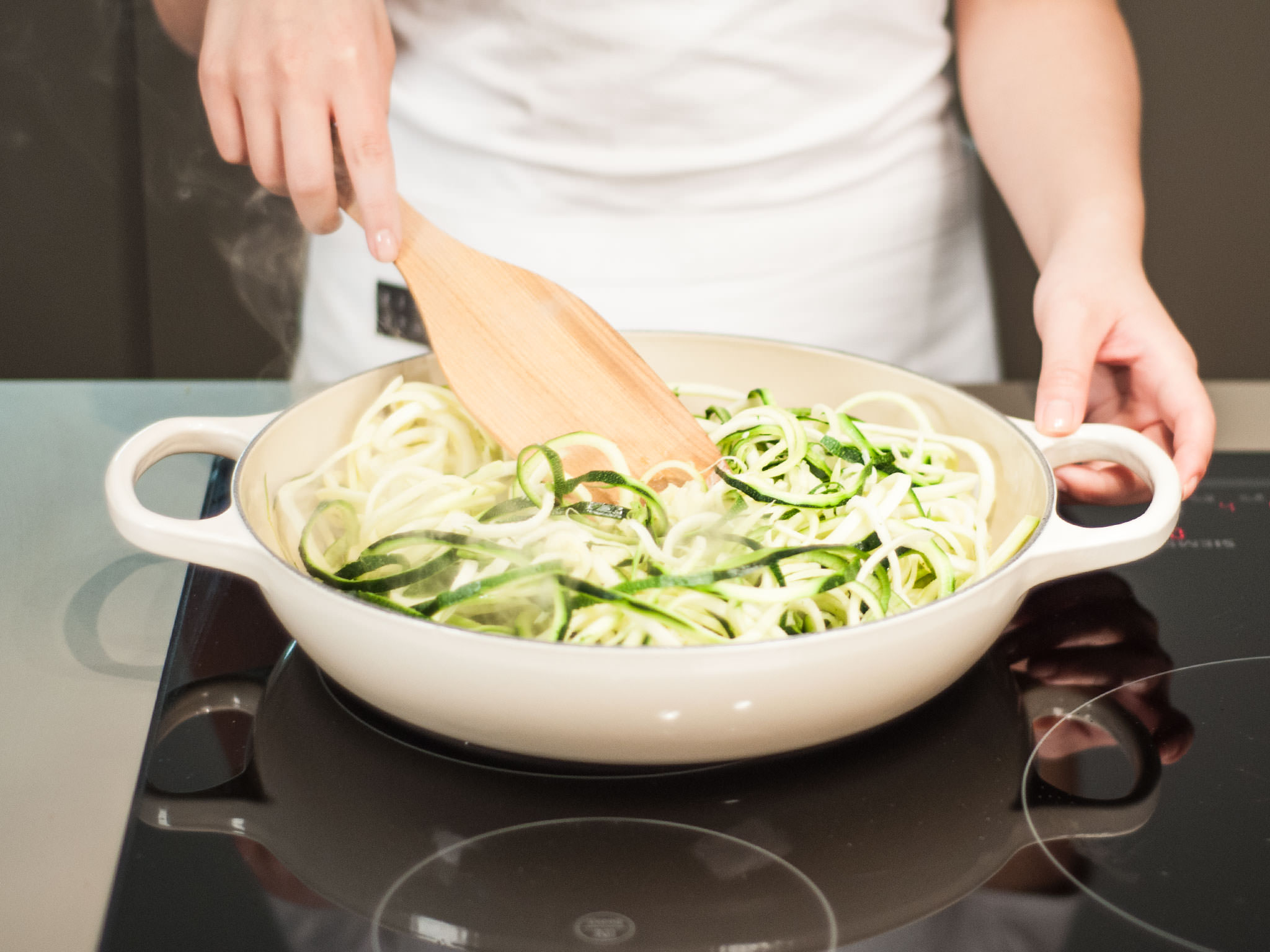 Mediterranean zucchini spaghetti with lemon sauce