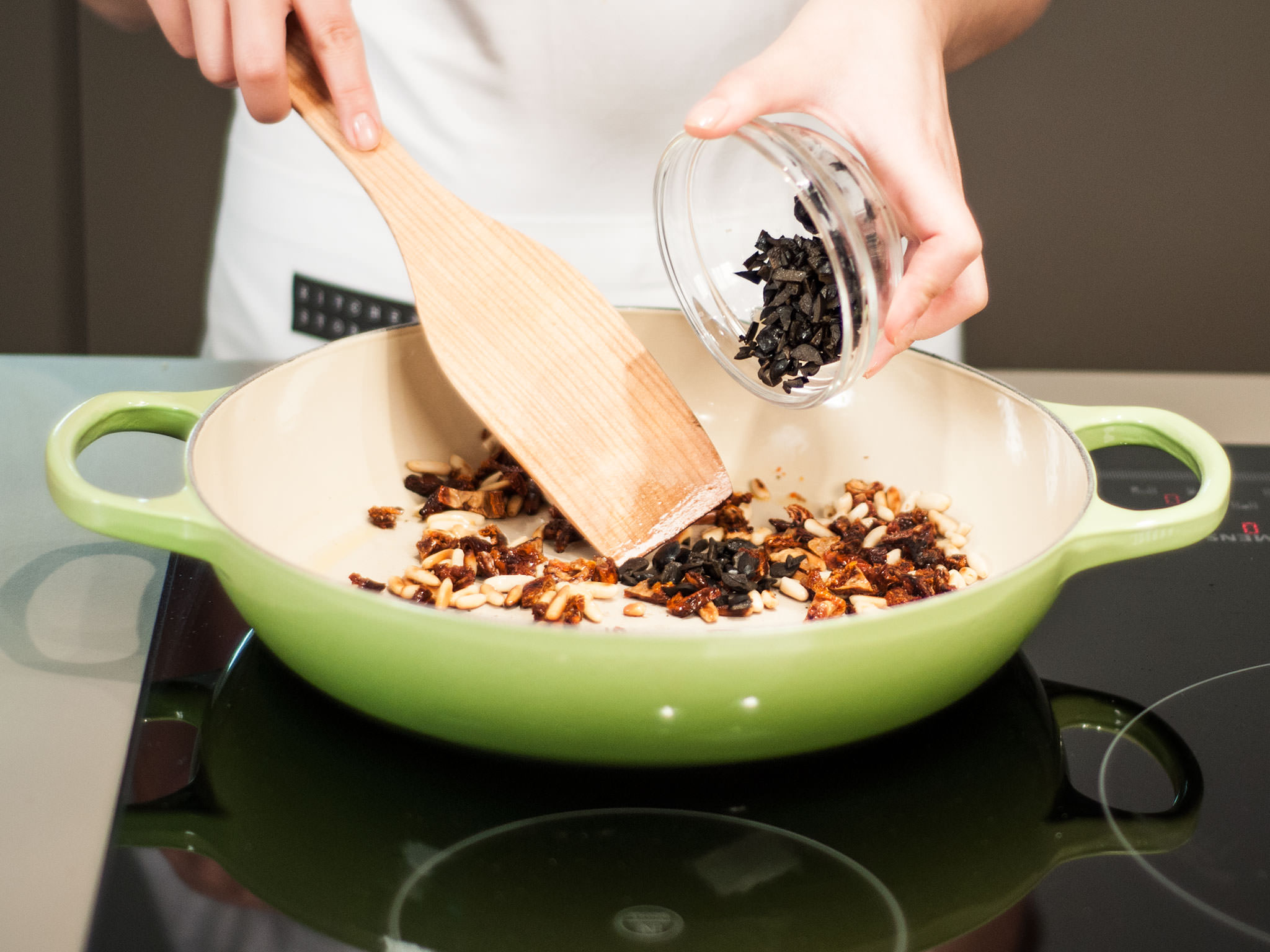 Mediterranean zucchini spaghetti with lemon sauce