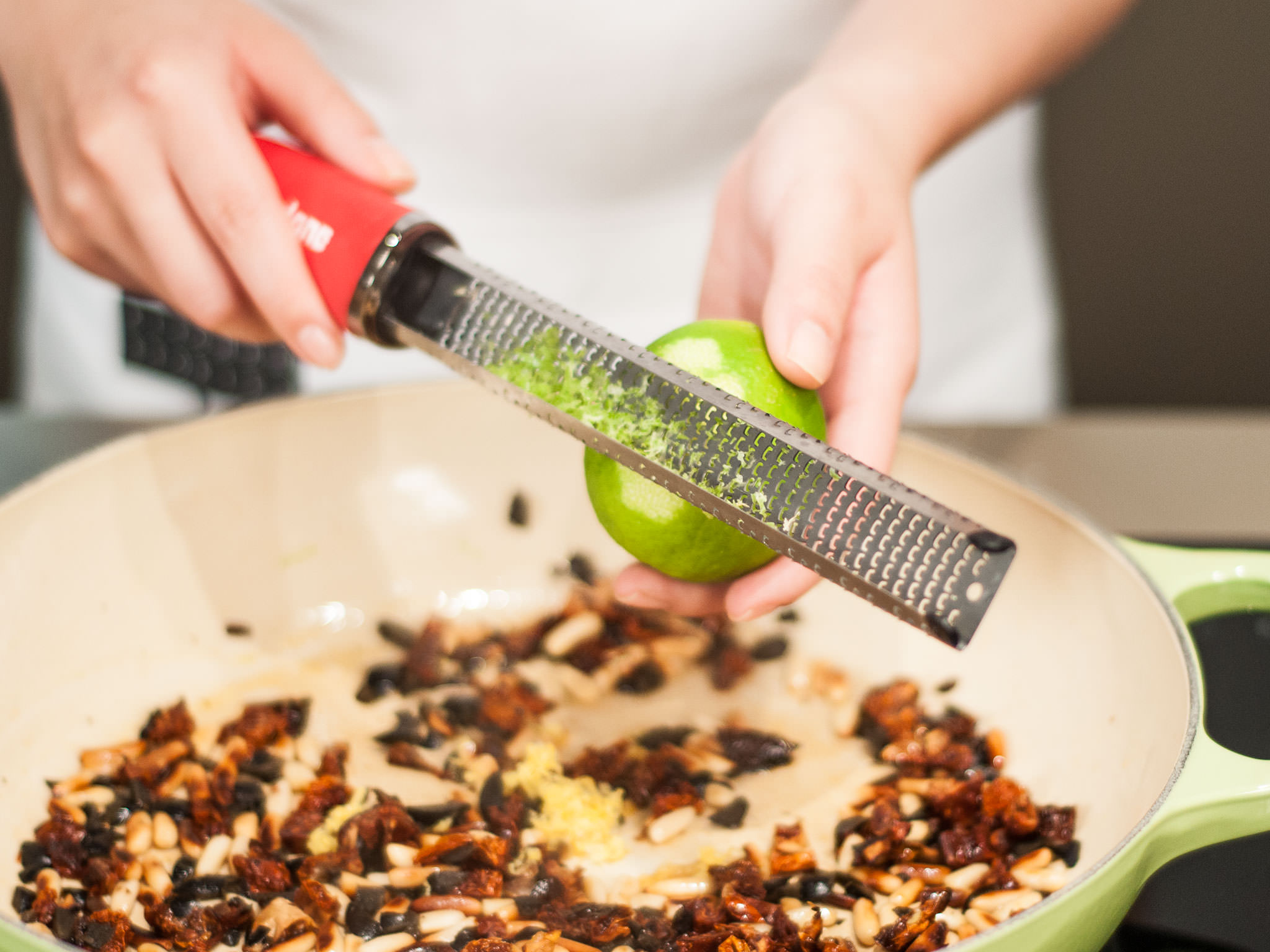 Mediterranean zucchini spaghetti with lemon sauce